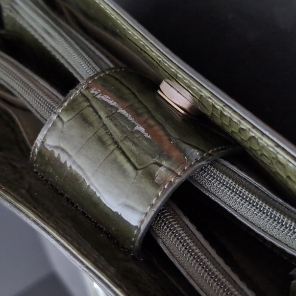 Liz Claiborne Large Dark Green Faux Croc Leather Shoulder Bag. - Picture 13 of 15